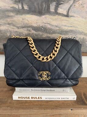 CHANEL Black Quilted Leather Shoulder Bag with Gold Chain